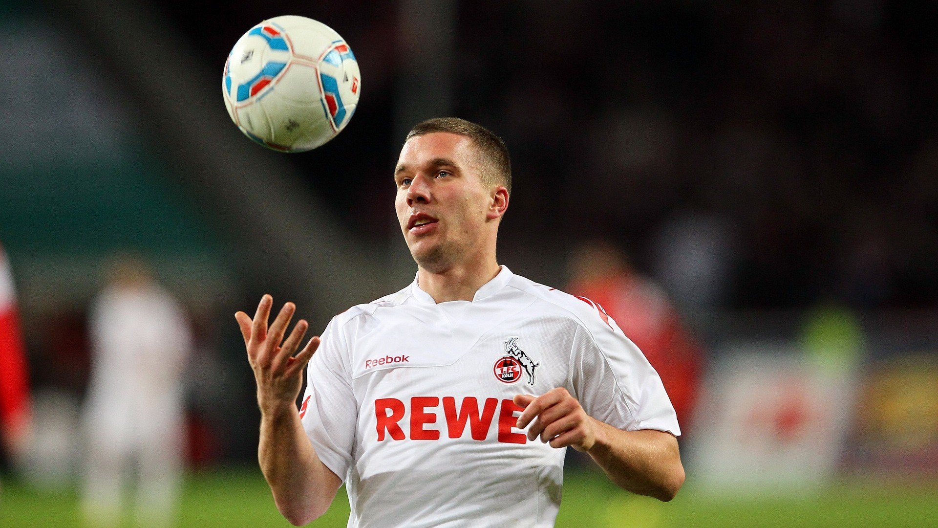 赛场互动：粉丝参与的精彩瞬间，2021夏季赛赛后粉丝互动环节